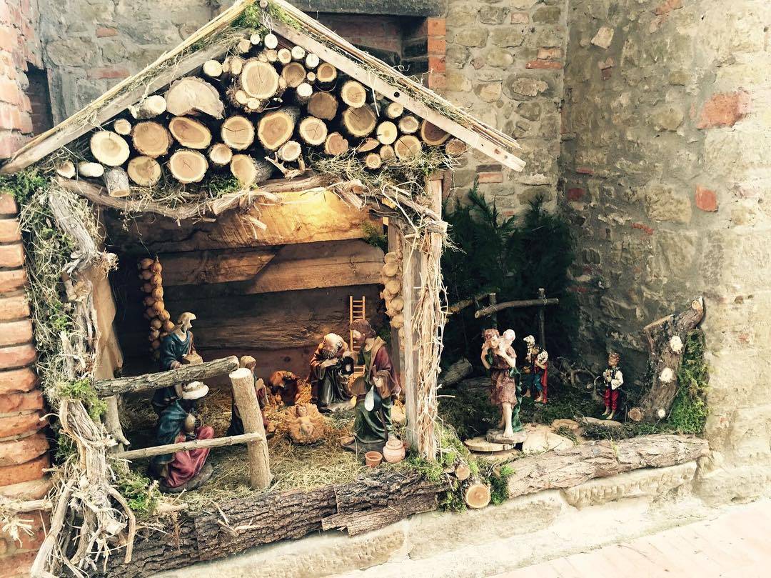 È tempo di celebrare il Natale e Villa Barberino si popola di pastori, fienili, luci brillanti e romantiche decorazioni  •
•
•