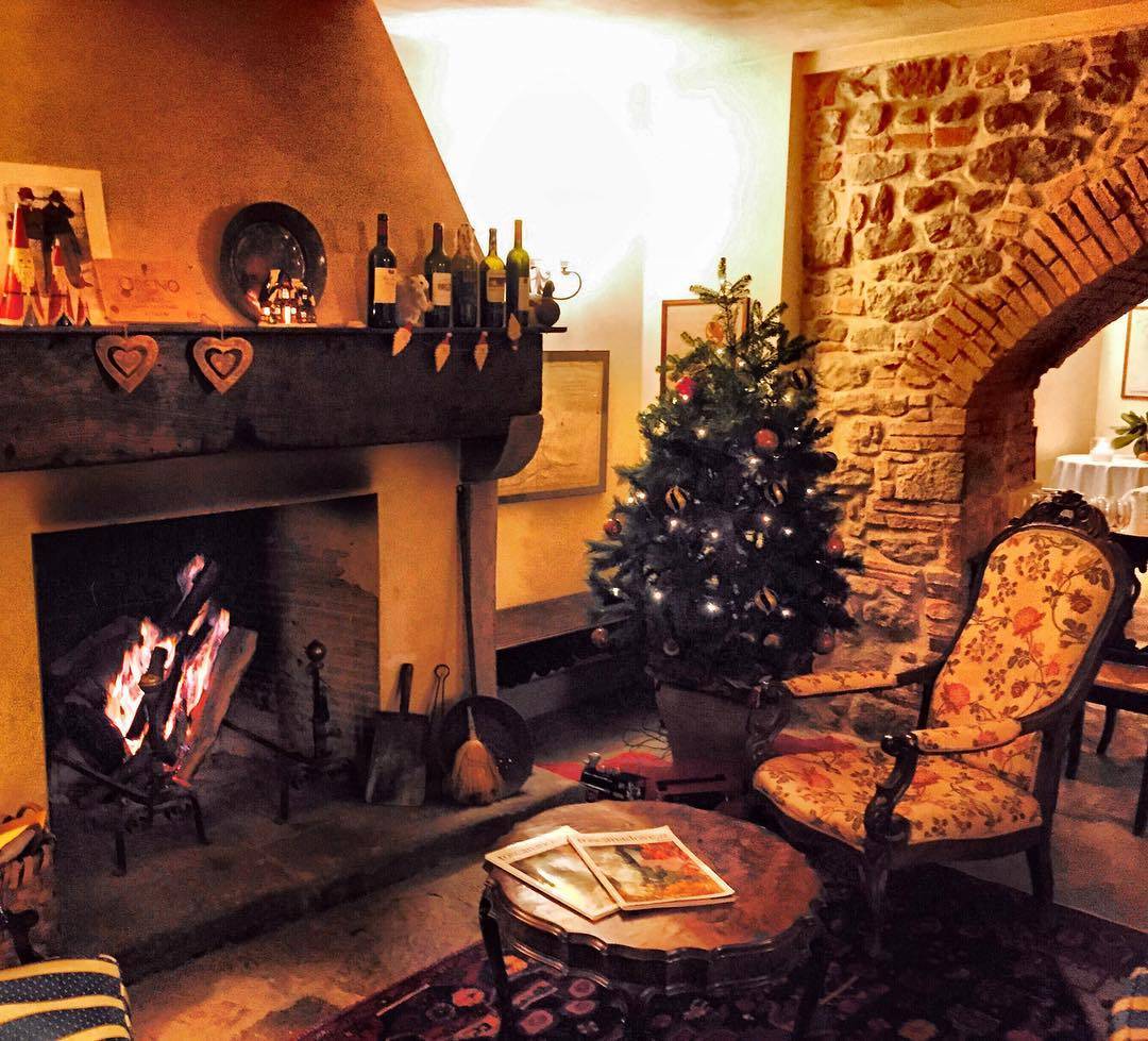 Pronto a respirare il profumo del Natale?  A Villa Barberino ti aspettiamo per festeggiare il 25 dicembre con un menù dedicato  Scopri la nostra deliziosa offerta sulla pagina Facebook di Villa Barberino e del Ristorante il Tributo ️ •
•
•