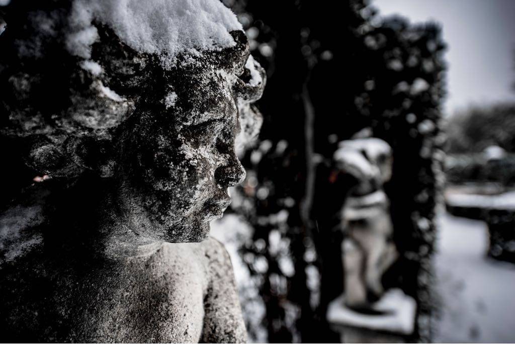 Gli angeli dei nostri giardini osservano i fiocchi di neve a Villa Barberino ️ Barberino Ph by @tommasoboni •
•
•
•
•
•