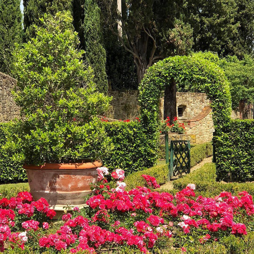 L’estate veste i giardini di Villa Barberino ️ Ph by @patfiorello ️ •
•
•
•
•
•