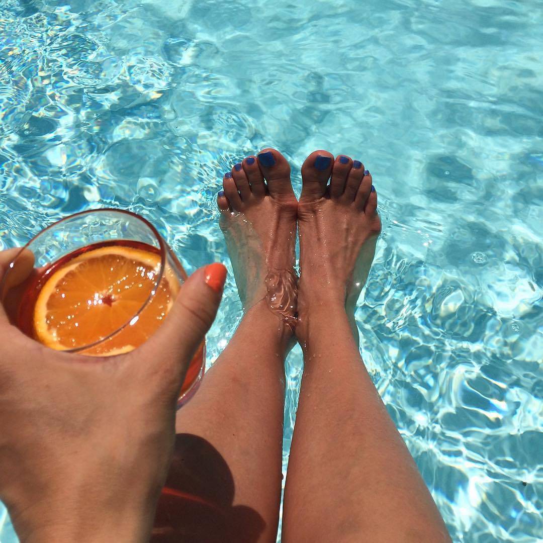 Manca poco al fine settimana, e qui a Villa Barberino il relax in piscina è d’obbligo ️ Ph by @_holakarola_ ️ •
•