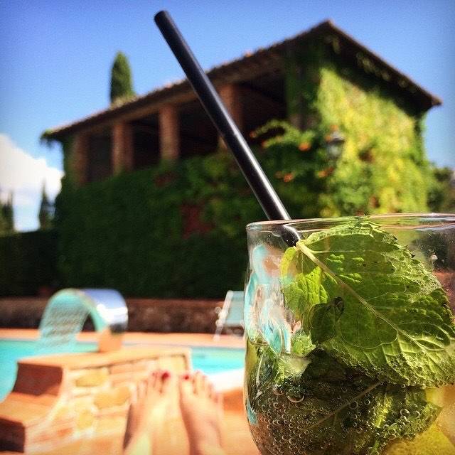 Voglia di relax?  A Villa Barberino puoi rilassarti in piscina contemplando la campagna toscana, mentre sorseggi un cocktail rinfrescante ️ Ph by @jennajanne ️ •
•
•
•