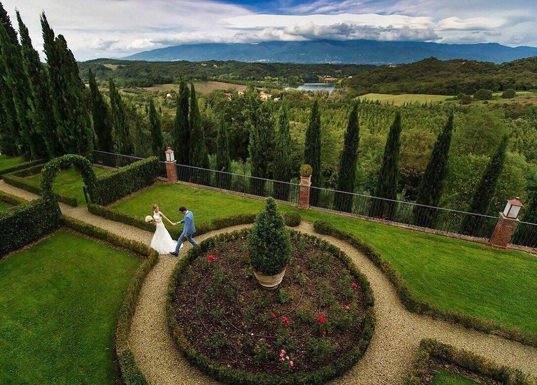 What’s better than a romantic wedding in our secular garden? ☘️