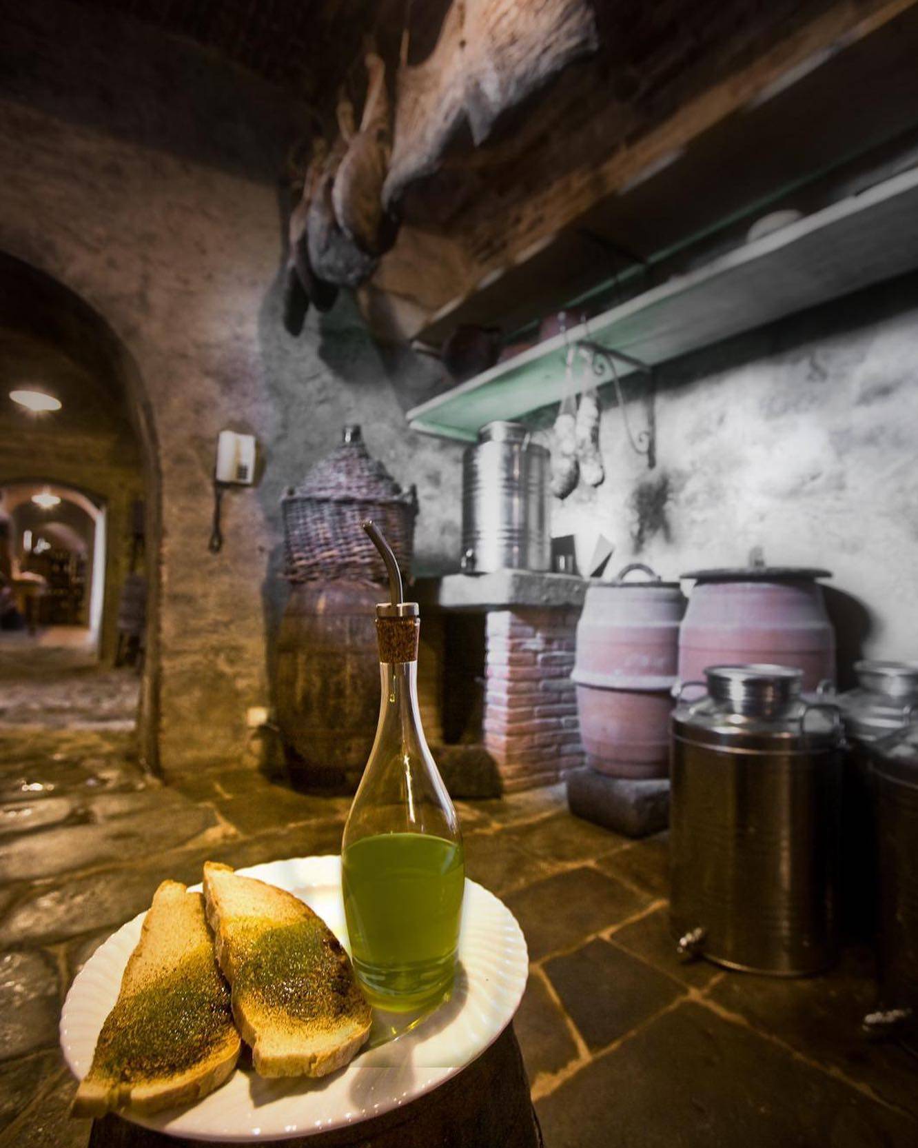 2020. Raccolta olive.

Le olive ballavano attraverso il mulino per produrre il potente gusto dell’olio. Non c’è modo migliore che assaporarlo col un pizzico di sale su una calda bruschetta.
.
.
.
.
.
.
.
.

#olioextraverginediolivadiqualità